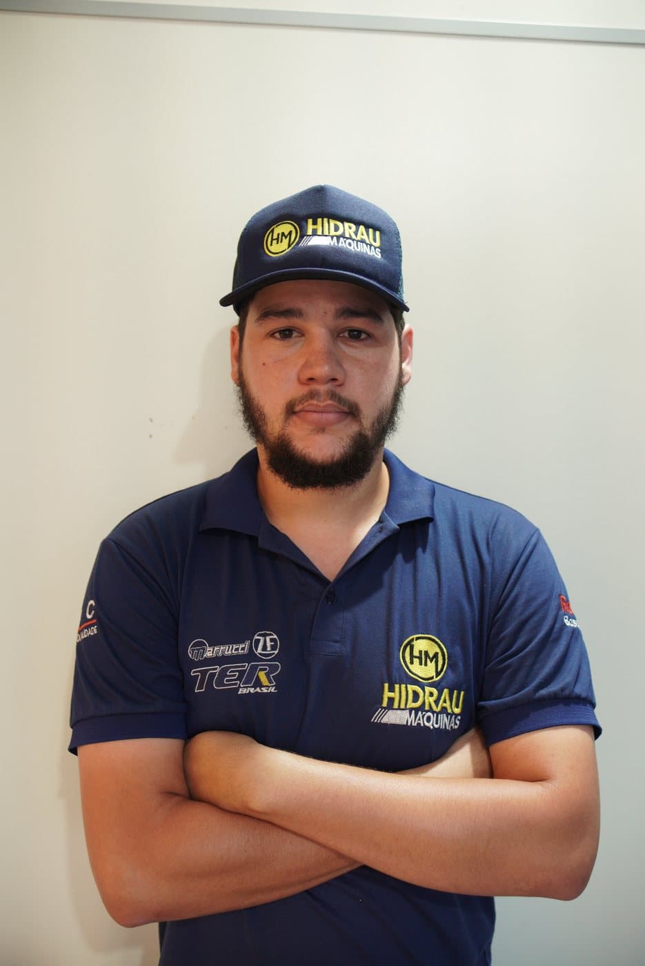 Equipe Hidrau Máquinas em Marabá, colaborador com boné da loja